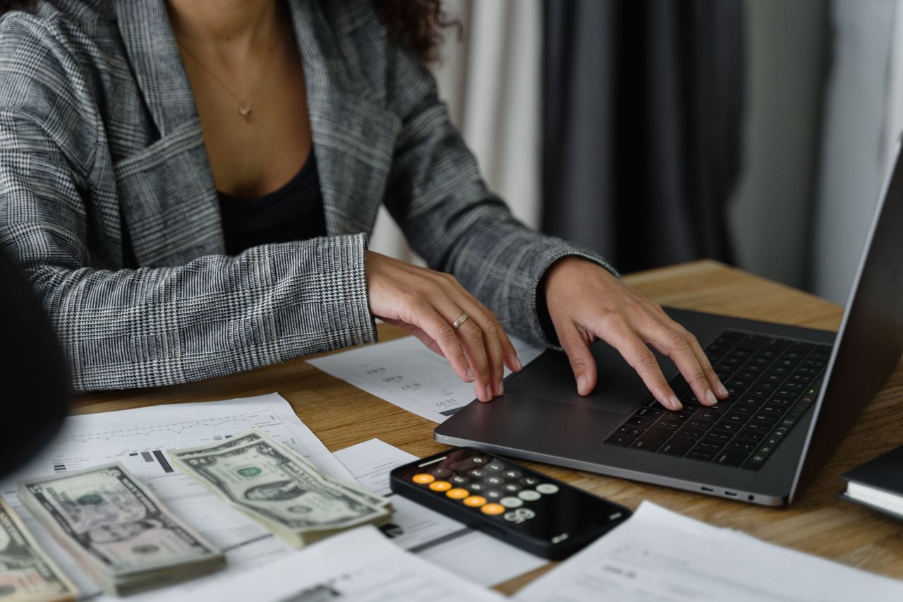 Asesoría fiscal con colaborador digital gestionando clientes y agenda de consultas