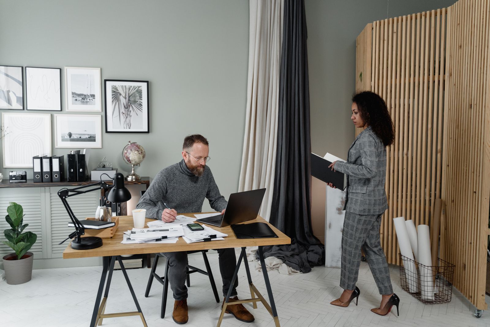 Börsgrafer på skärm – illustration av fondinvesteringar och ETF-handel
