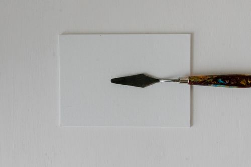 Free Minimalist overview of a painting knife on a white canvas, showcasing art tools. Stock Photo