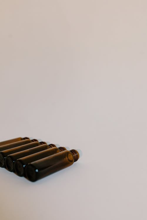 Gratis lagerfoto af Aromaterapi, hvid baggrund, lodret skud