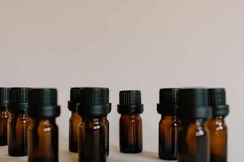 Gratis lagerfoto af Aromaterapi, brune flasker, hvid baggrund