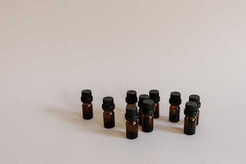 Gratis lagerfoto af Aromaterapi, brune flasker, hvid baggrund