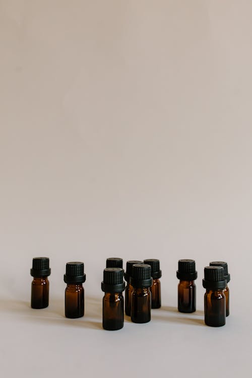 Fotos de stock gratuitas de aceite esencial, aromaterapia, botellas marrones