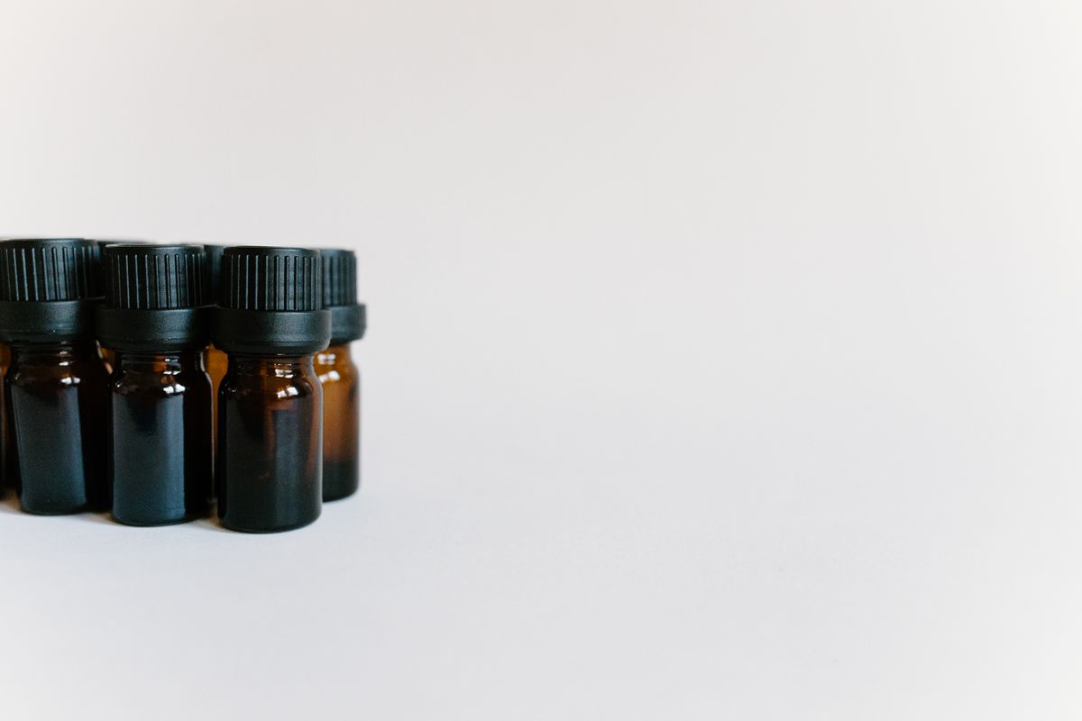 Aceites esenciales puros en frascos de vidrio