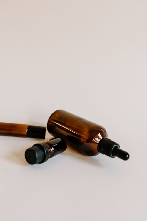 Free A minimalistic still life of aromatherapy dropper bottles, perfect for self-care and wellness themes. Stock Photo