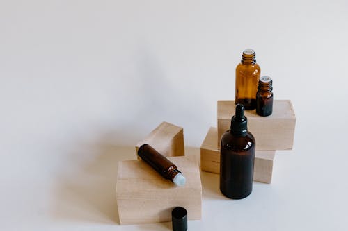 Gratis lagerfoto af Aromaterapi, brune flasker, dropper