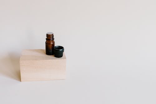 Gratis lagerfoto af Aromaterapi, brun flaske, hvid baggrund