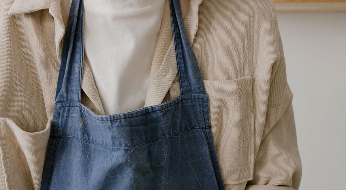 Tissu coton naturel en gros plan, matière idéale pour tablier de cuisine
