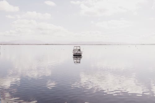 Gratis lagerfoto af alene, båd, flydende Lagerfoto