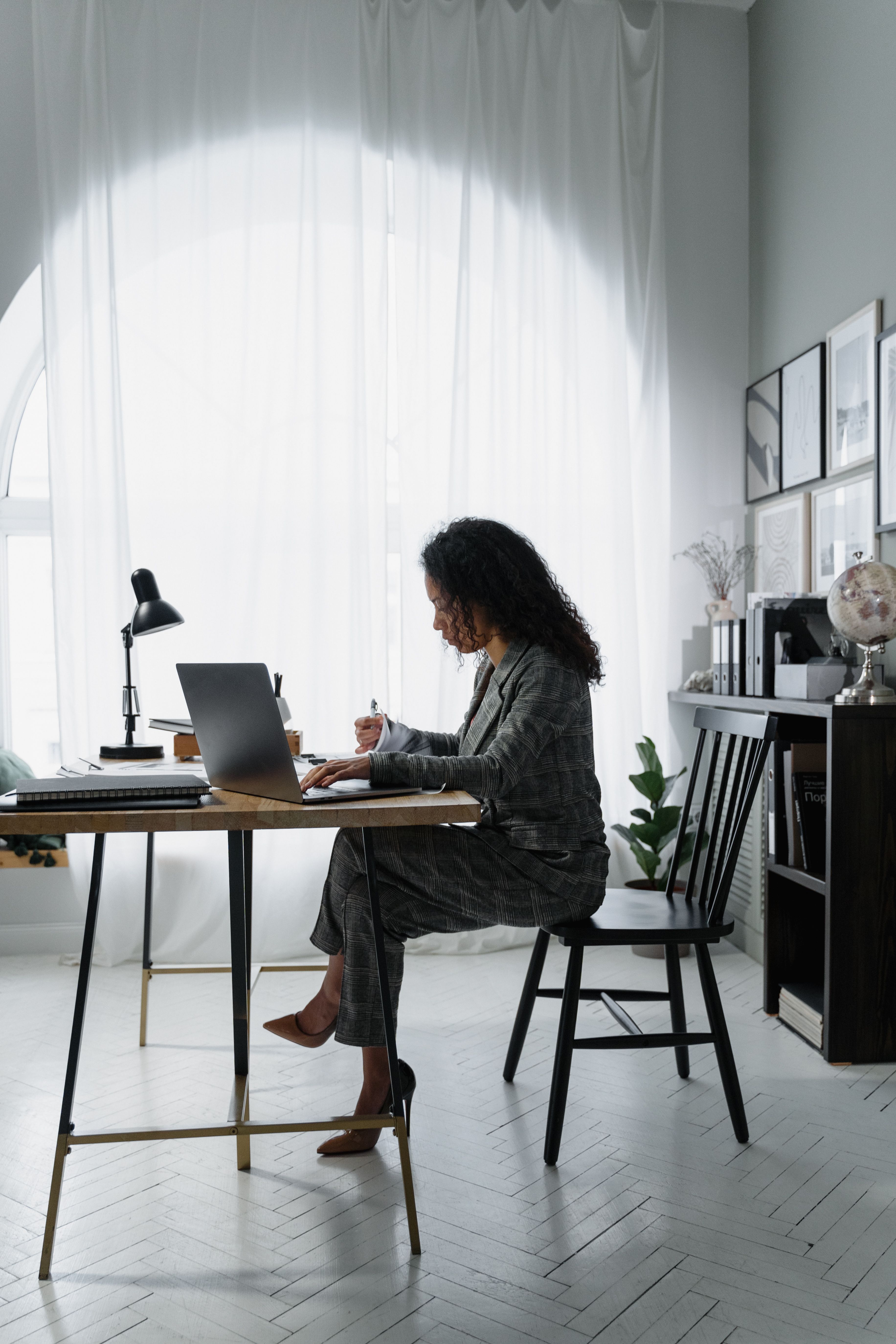 Entrepreneure travaillant sur son site internet et son activité