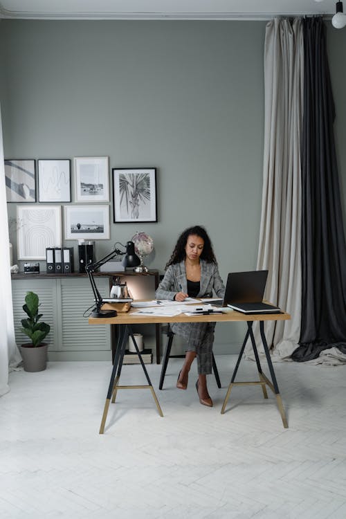 노트북, 목조 테이블, 사무실의 무료 스톡 사진