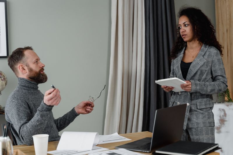 Overleg aan een bureau in een kantooromgeving