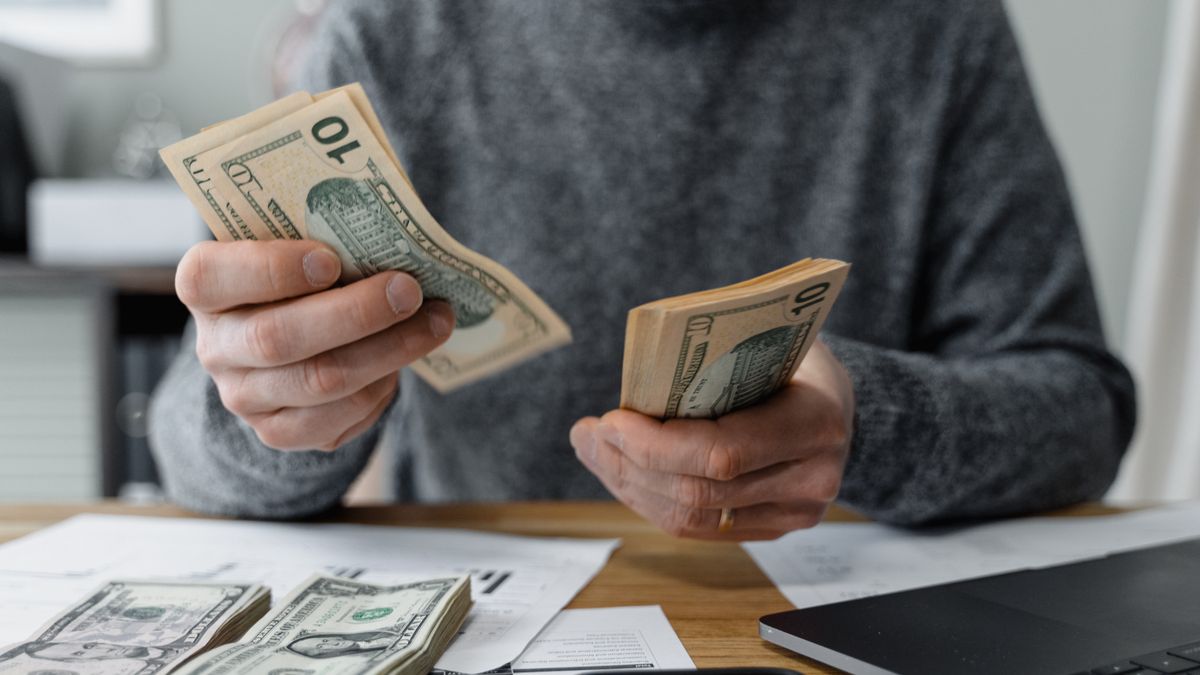 Documents financiers, calculatrice et argent sur un bureau