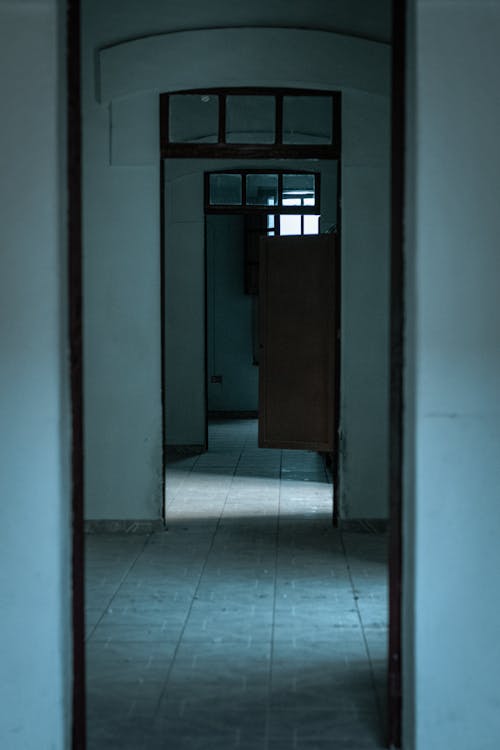 Бесплатное стоковое фото с вертикальный выстрел, двери, дверной проем
