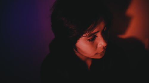 Free Artistic portrait of a woman with dramatic lighting, highlighting her thoughtful expression. Stock Photo