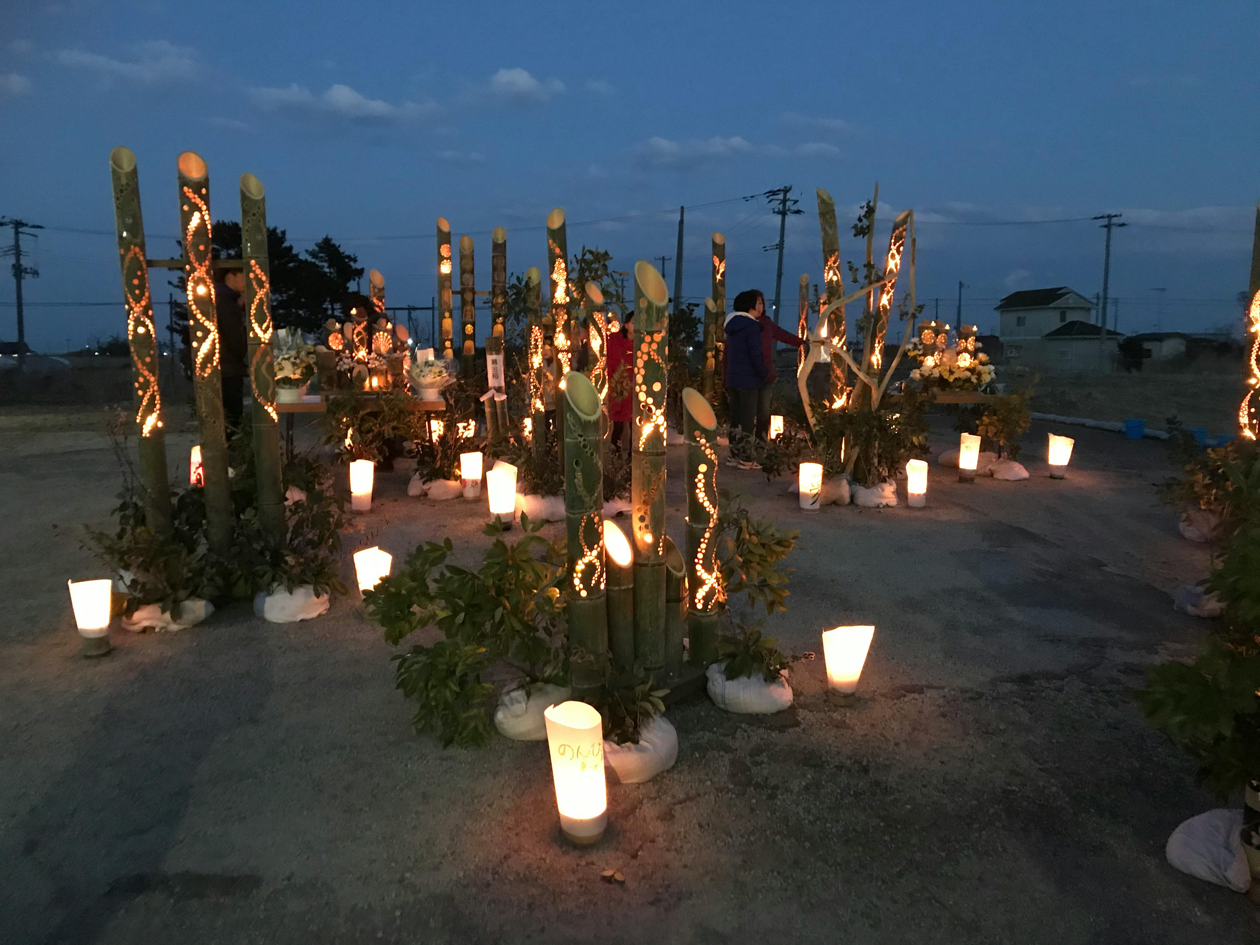 一个人在做死虫式核心训练