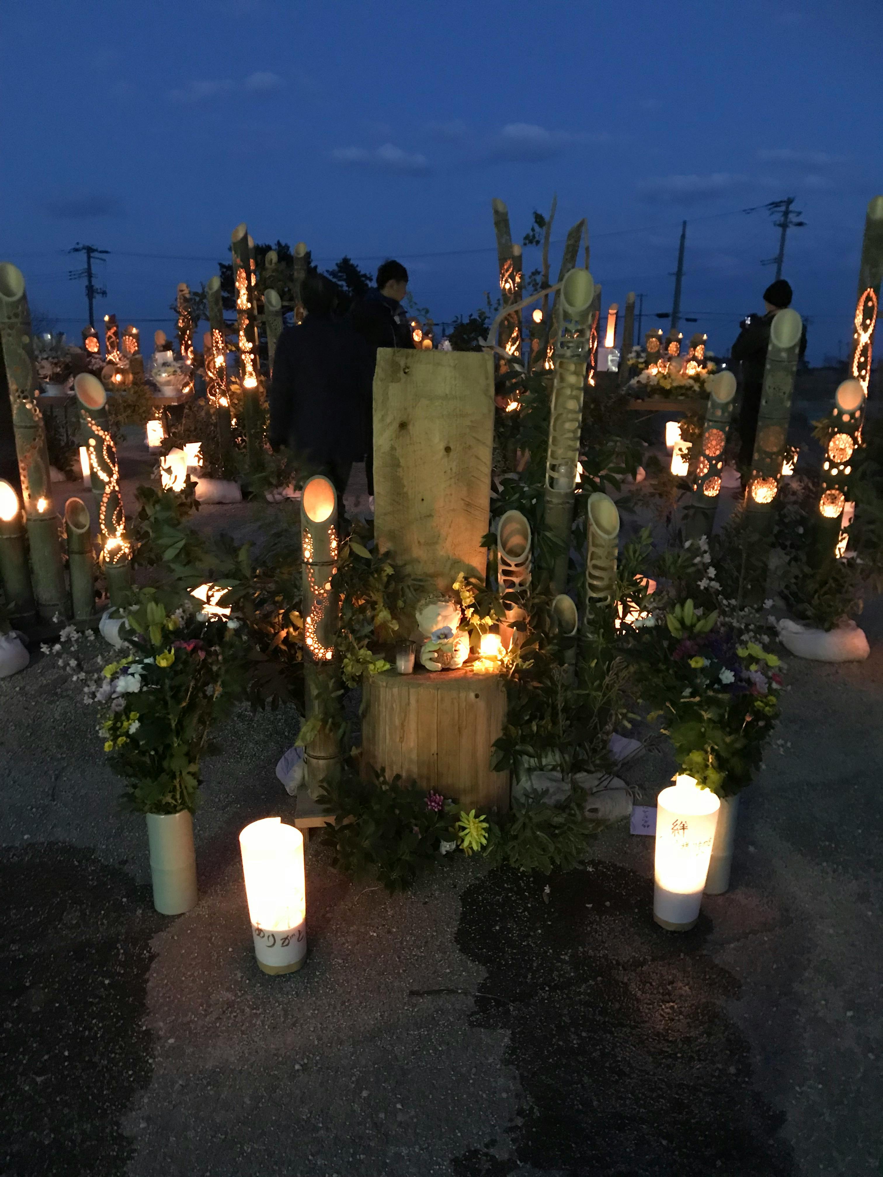 Frau führt Dead Bug Übung aus