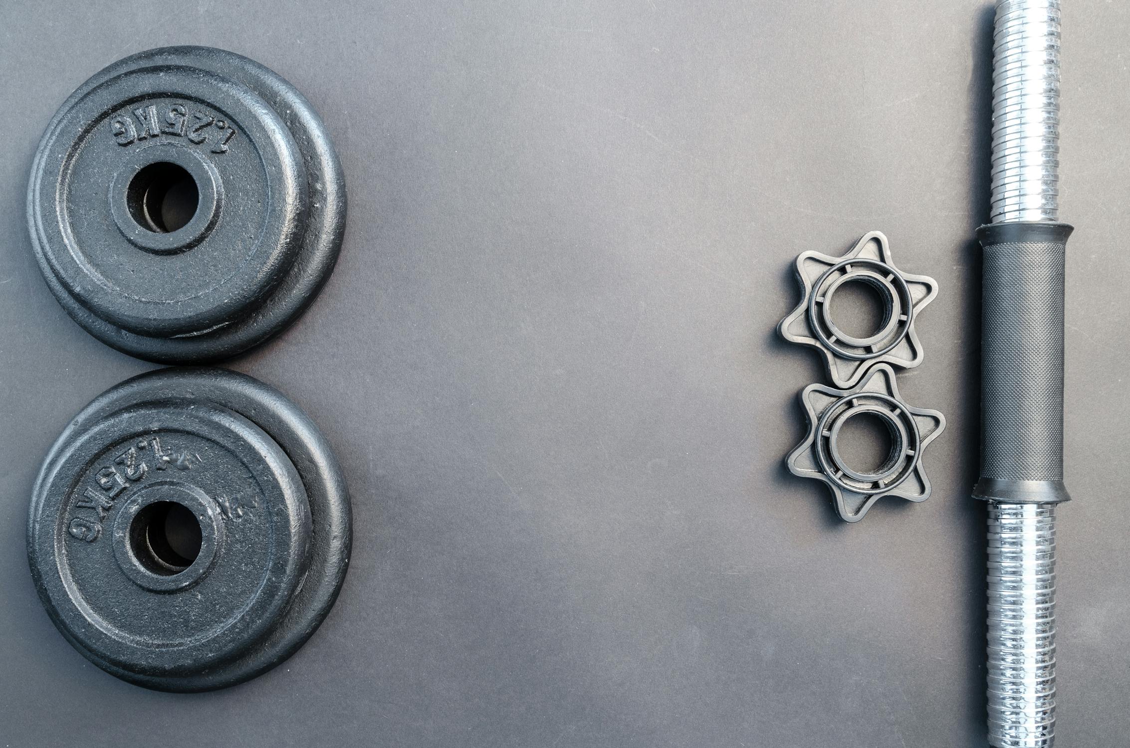 一个人在做核心训练,展示腹部收缩