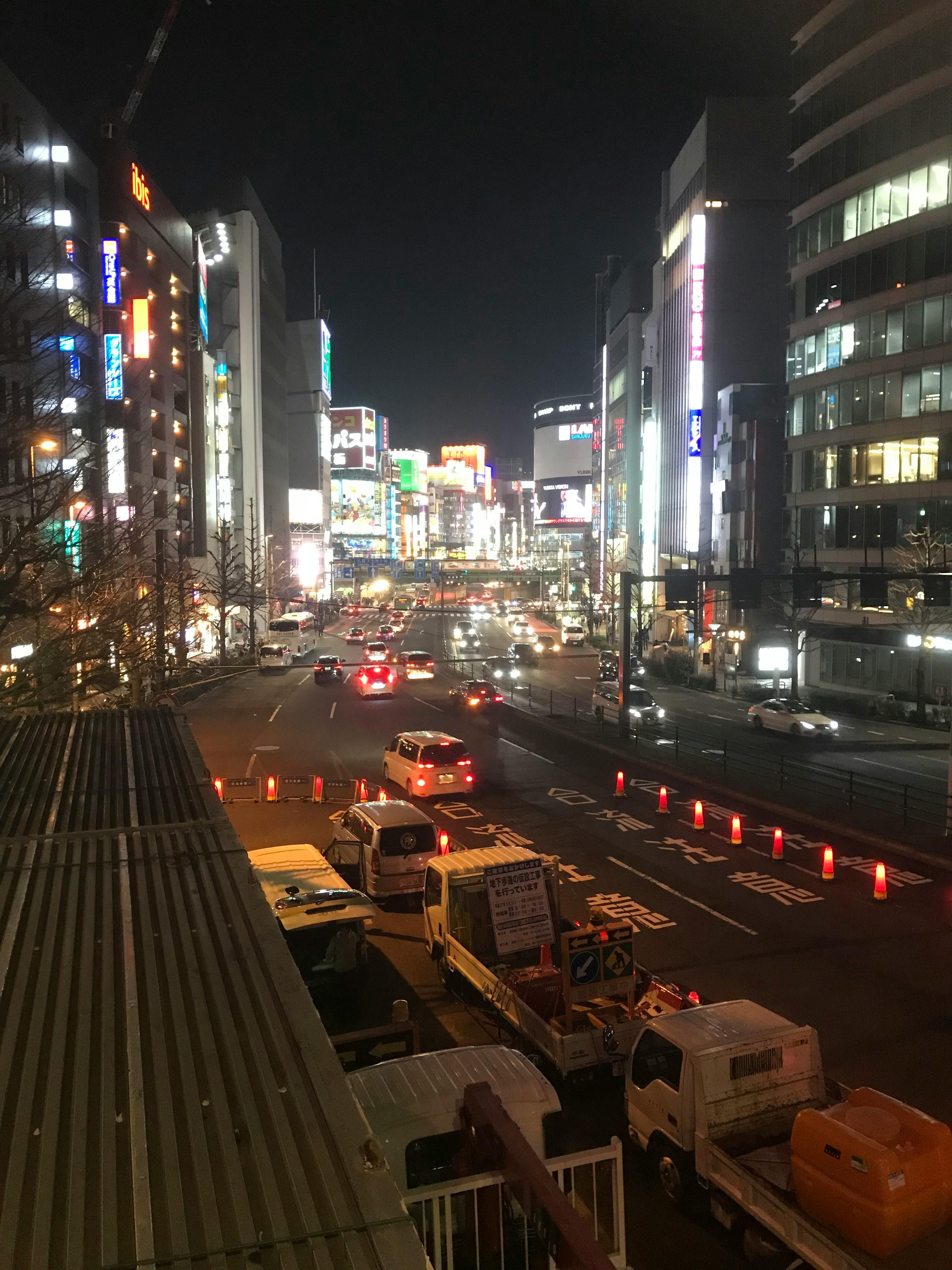 Femme faisant des dips sur une chaise