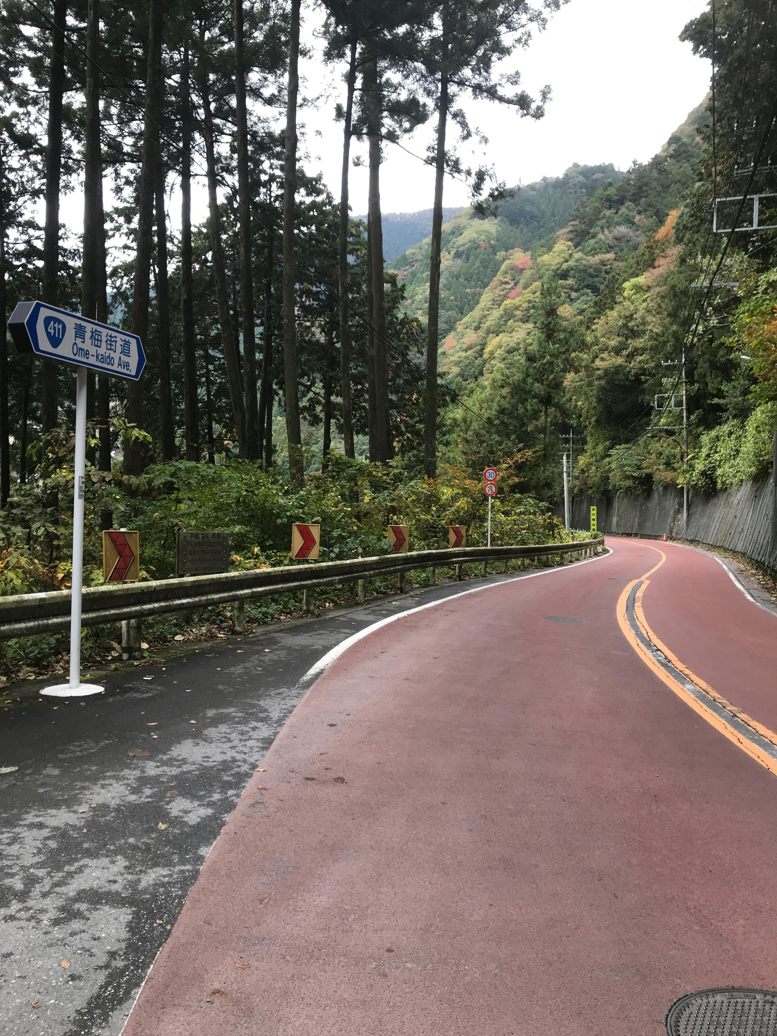 Personne faisant des étirements avec une chaise
