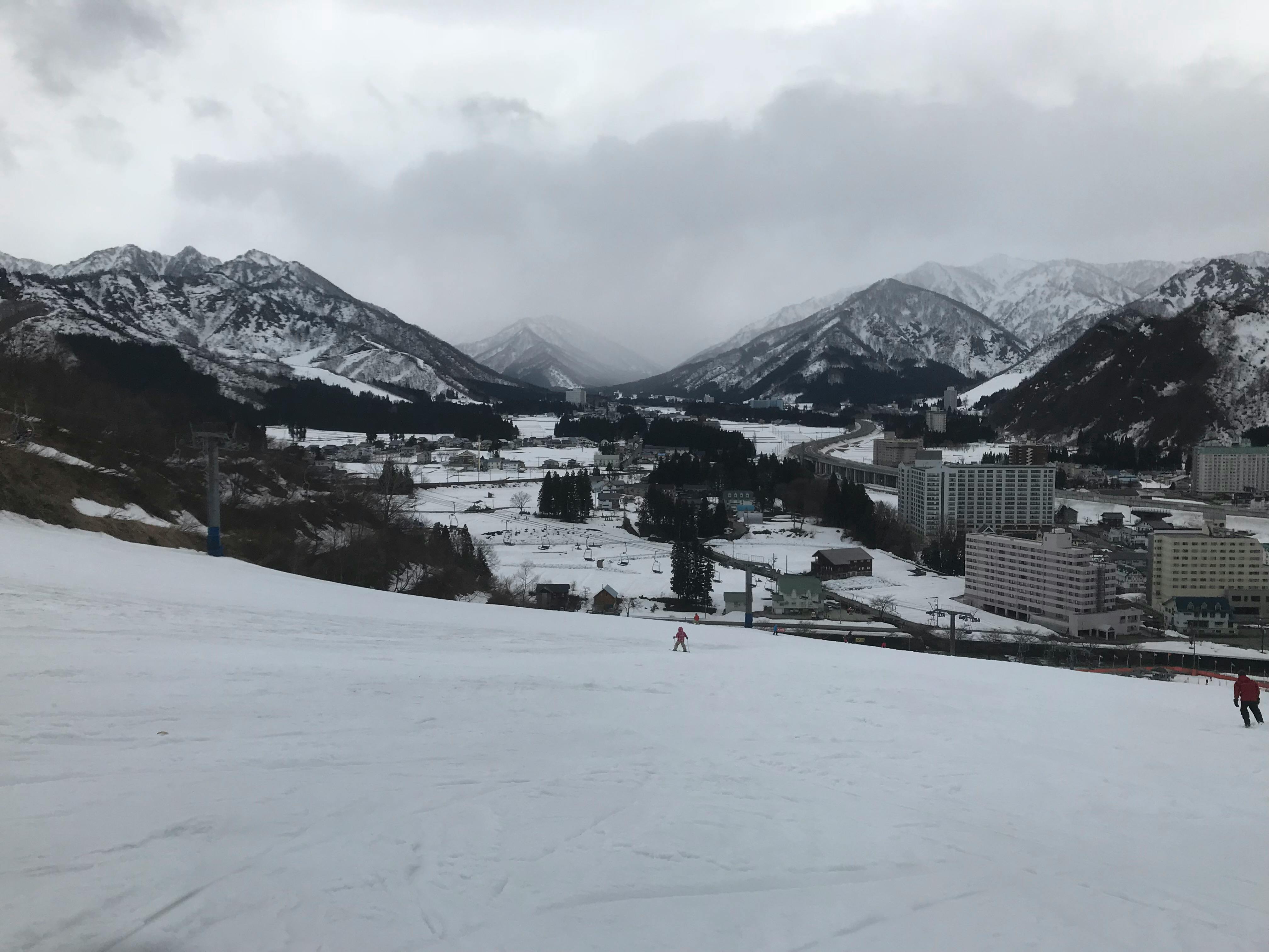 Personne faisant des exercices d'échauffement sur une chaise