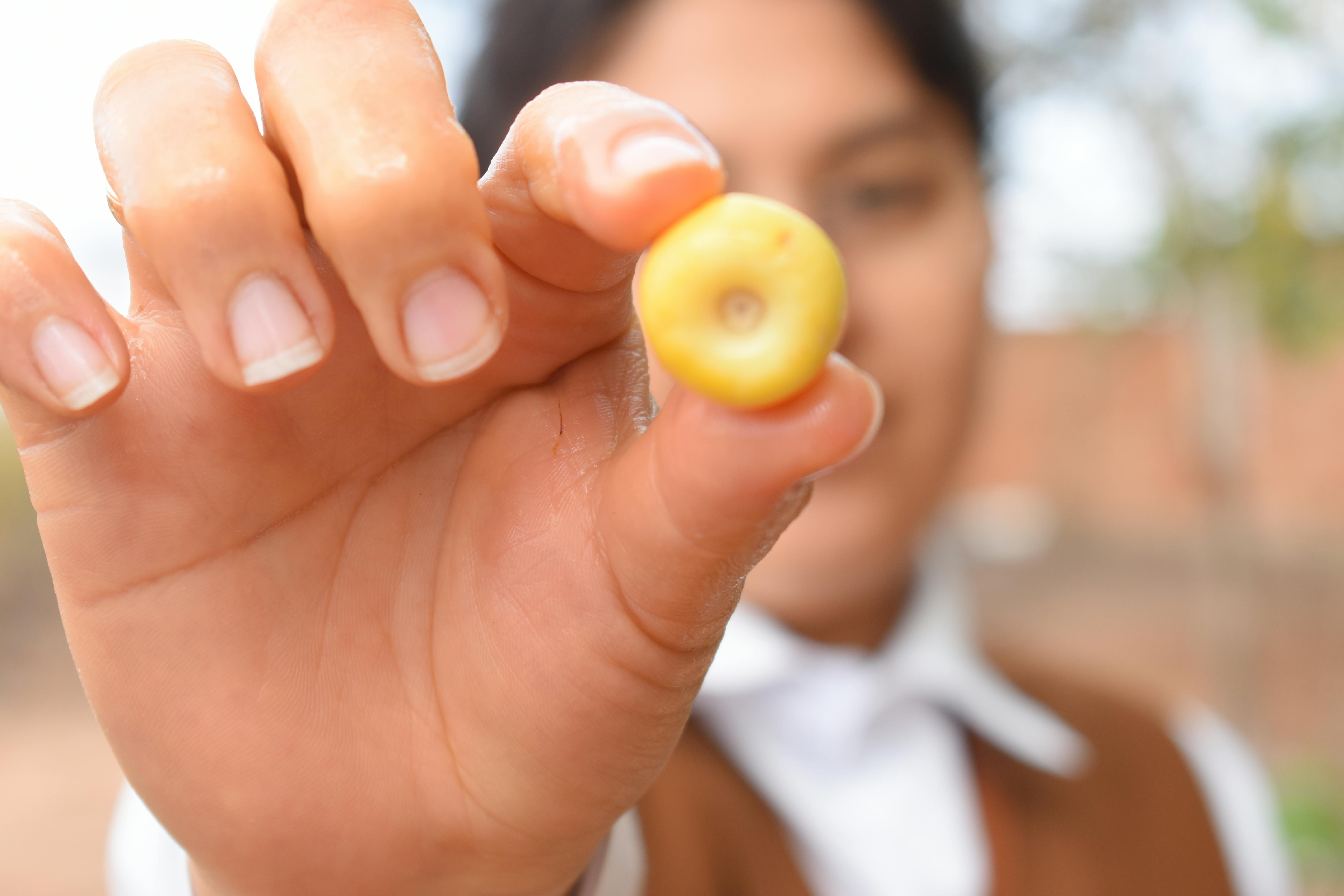 Femme âgée souriante faisant des étirements sur une chaise