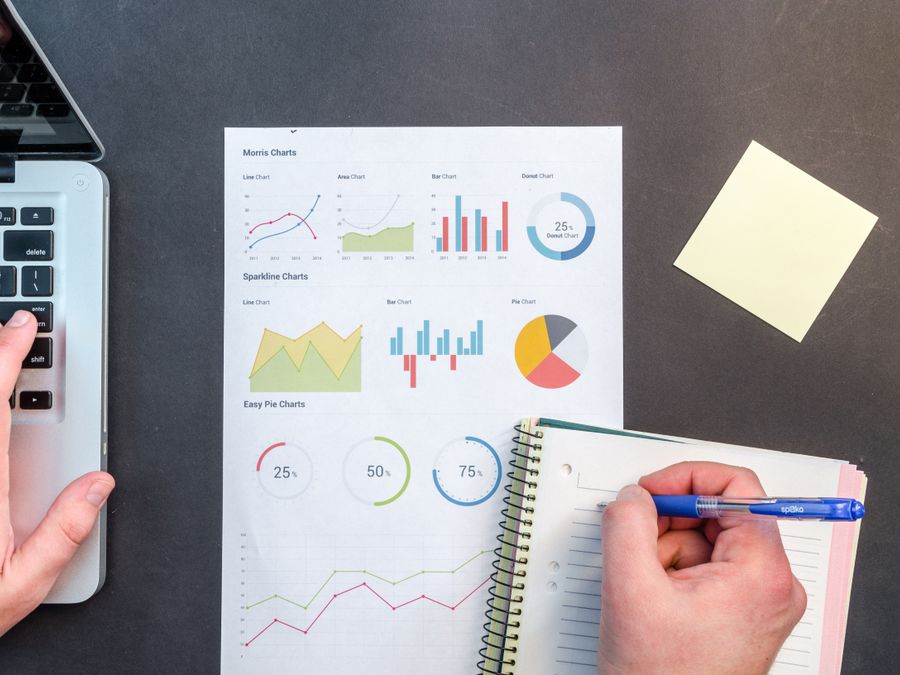 Analyse de données et graphiques SEO sur un bureau