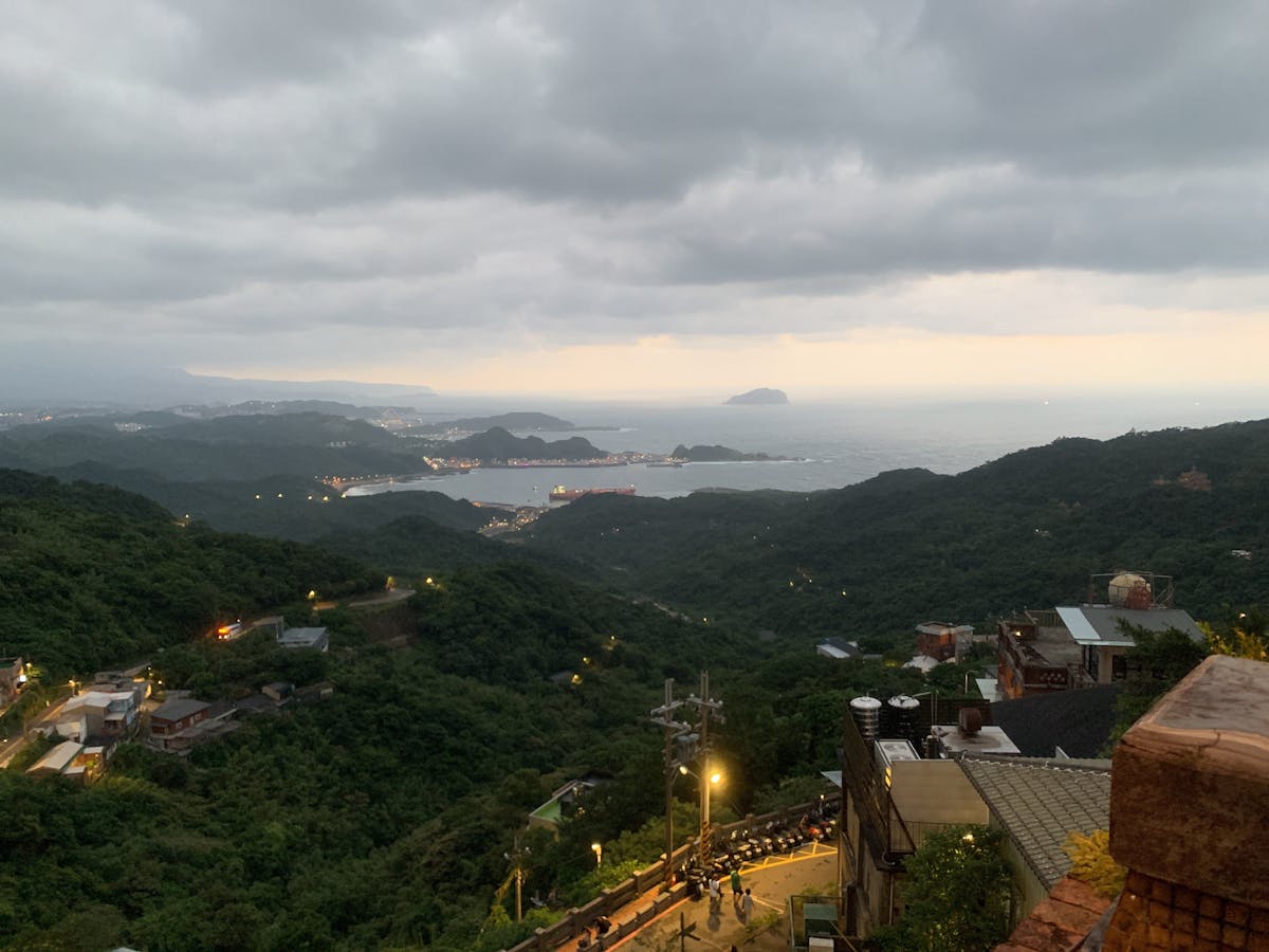 AI building ETF portfolio concept