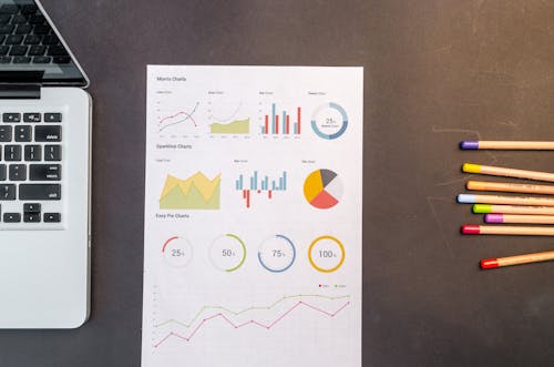 Gráficos Na Mesa De Madeira Preta