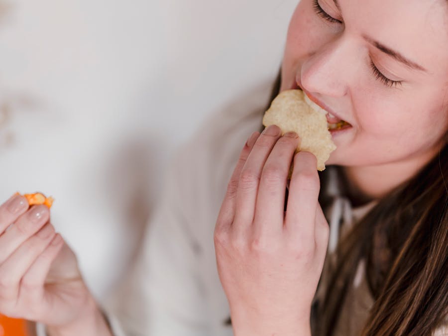 How long after a meal should you poop?