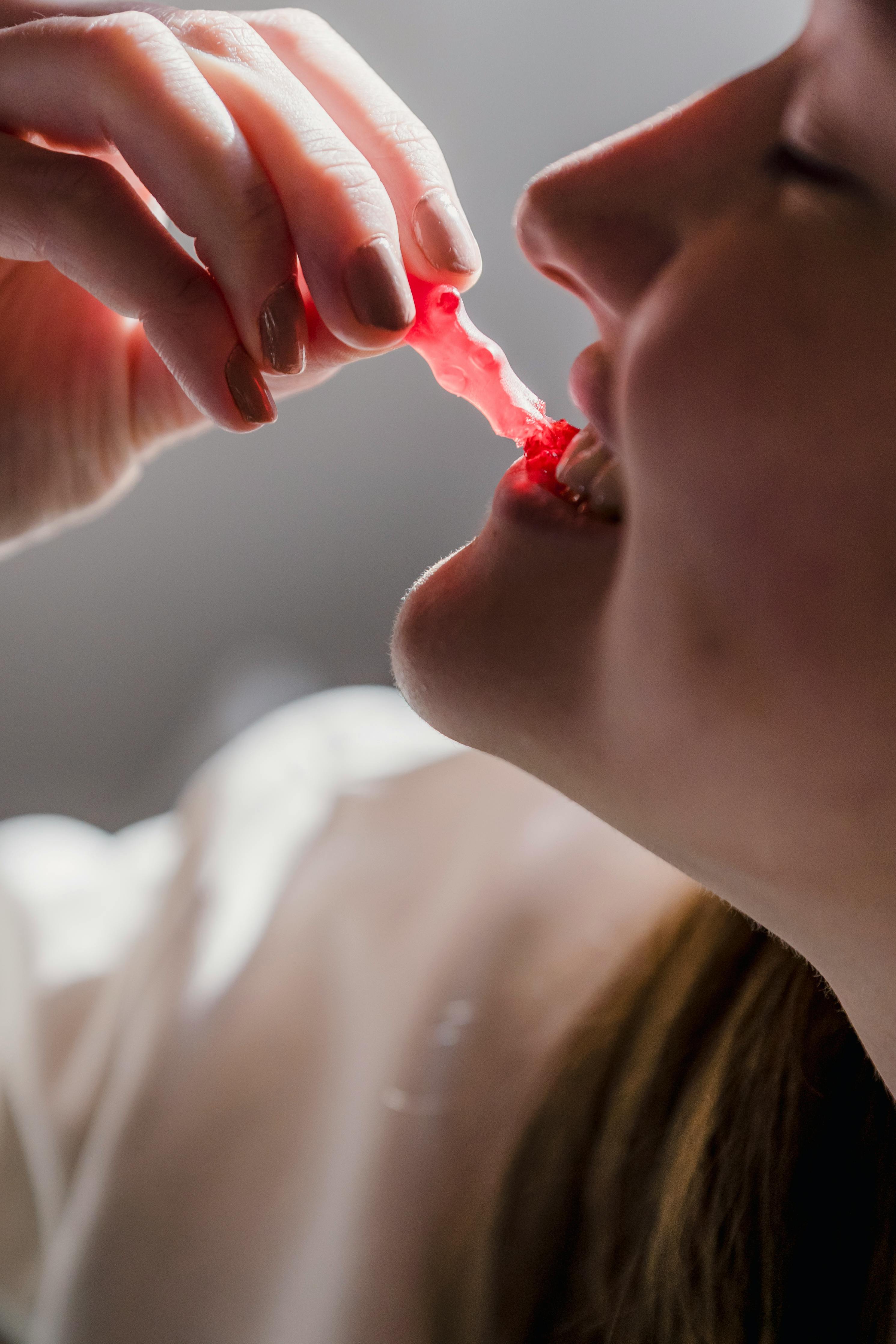 What are red flags of an unhealthy dating relationship?