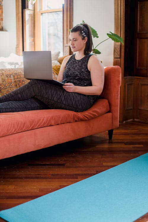 Mujer Usando Su Computadora Portátil