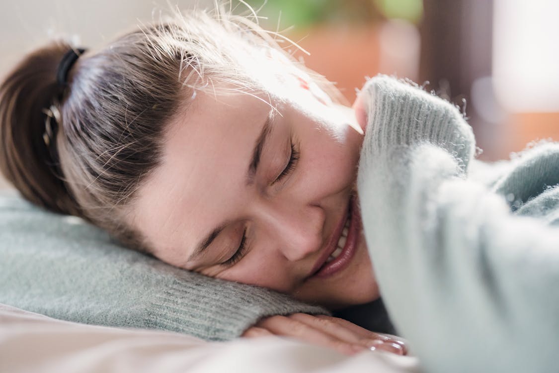 Free Smiling woman with head on hand Stock Photo