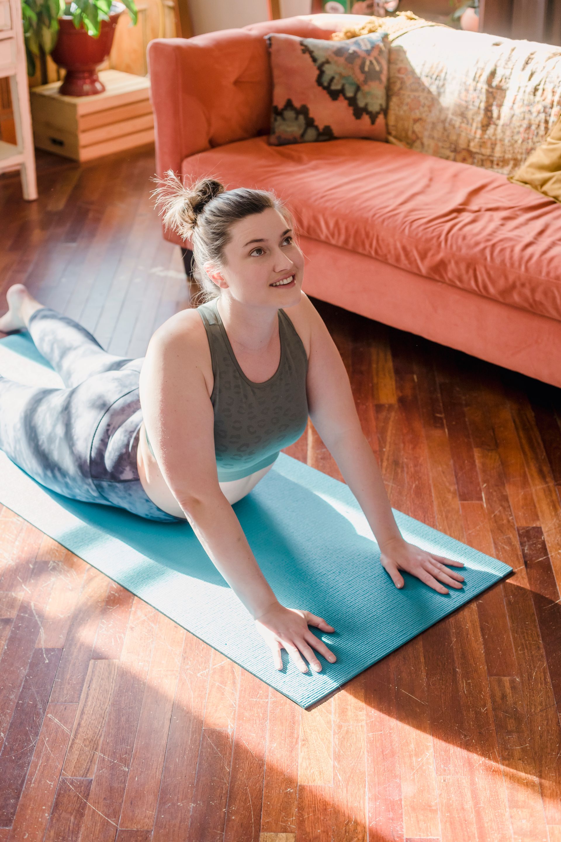 Frau praktiziert Yoga in einem hellen Studio in Recklinghausen