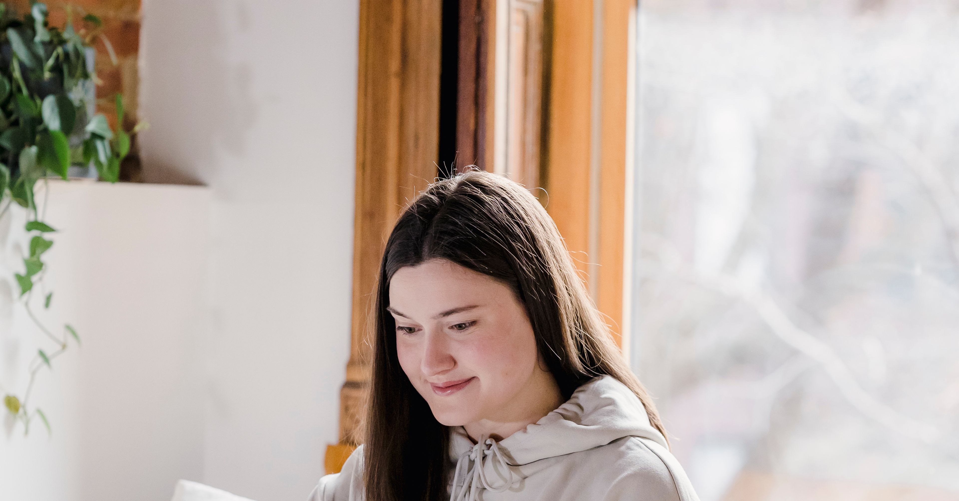 Student z laptopem w mieszkaniu