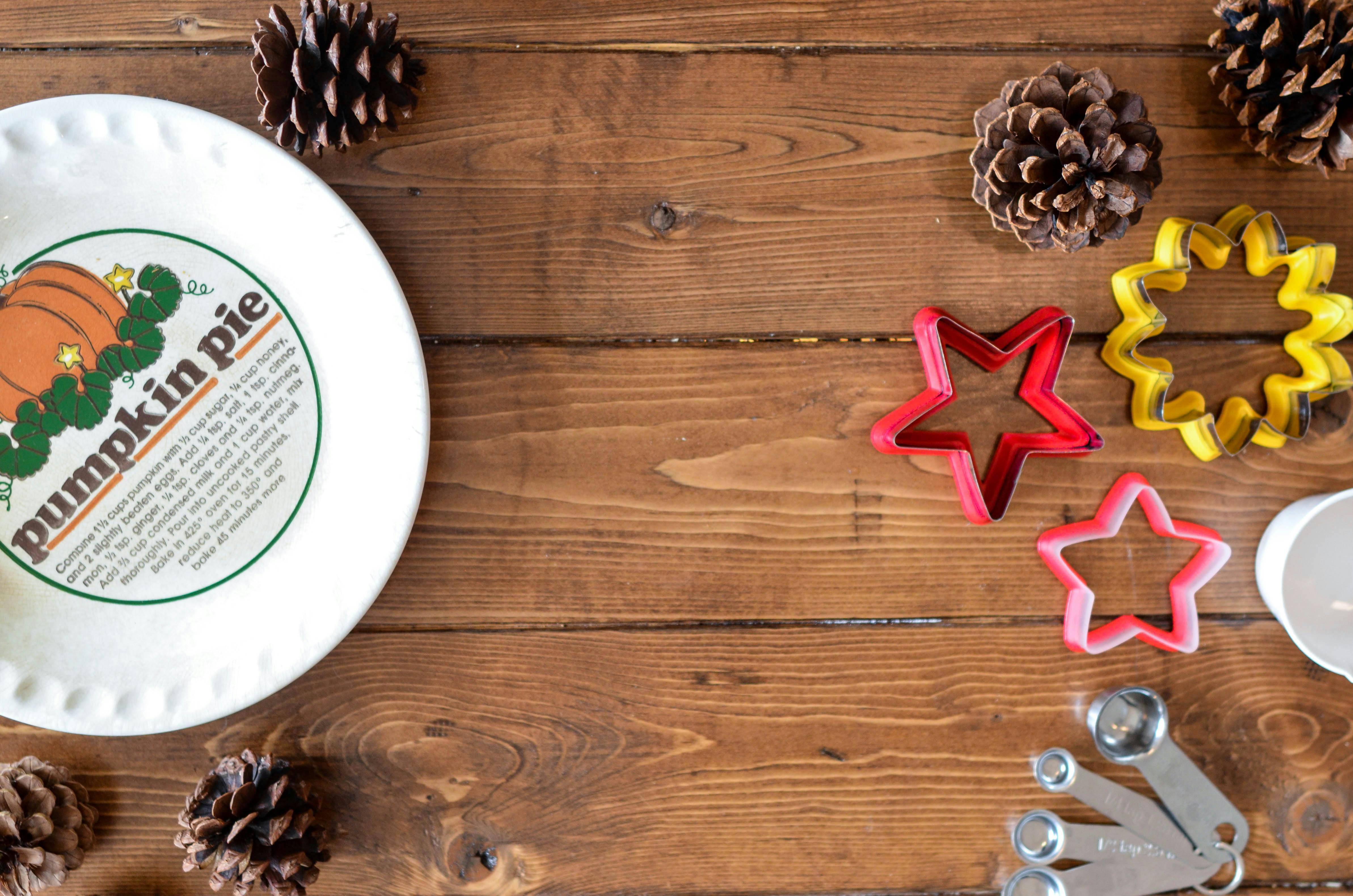 桌子上平放着质朴的烘焙工具和南瓜派盘