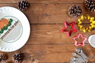 桌子上平放着质朴的烘焙工具和南瓜派盘