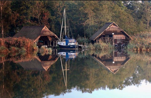 Foto profissional grátis de águas calmas, barco, beira do lago