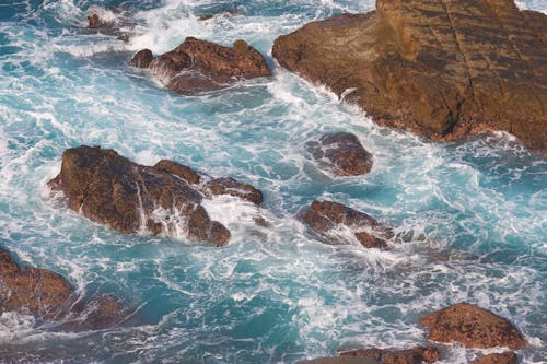 岩石, 岸邊, 水 的 免費圖庫相片
