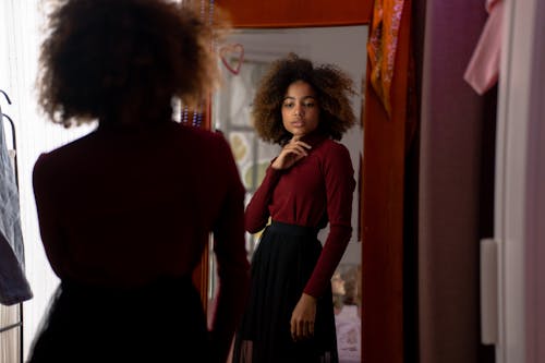Бесплатное стоковое фото с афро волосы, в помещении, зеркало