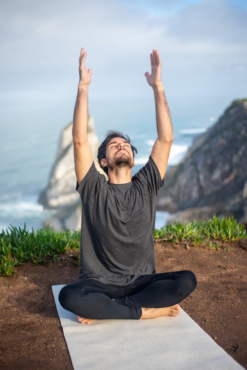 Foto d'estoc gratuïta de braços, estora d’exercici, fent exercici