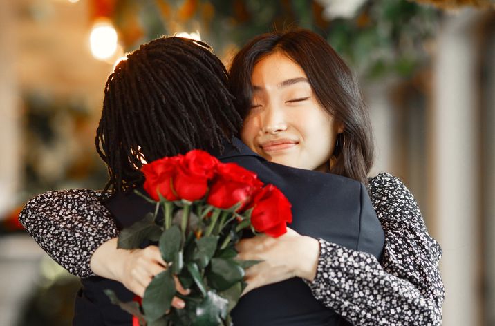 Online dating: starting a conversation on a niche platform