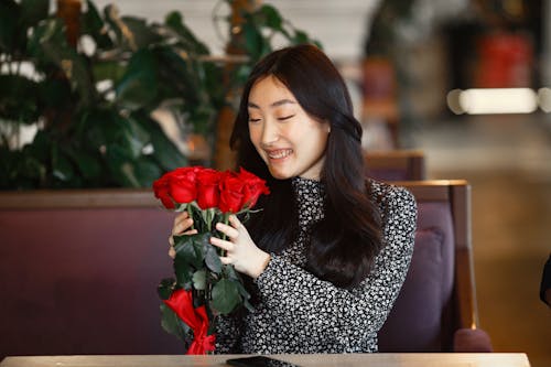 一束玫瑰, 亞洲女人, 坐 的 免费素材图片
