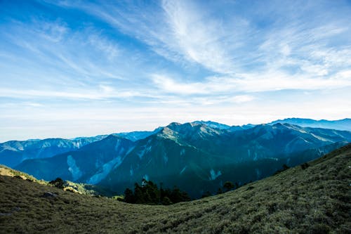бесплатная Фотография пейзажа гор под голубым облачным небом Стоковое фото