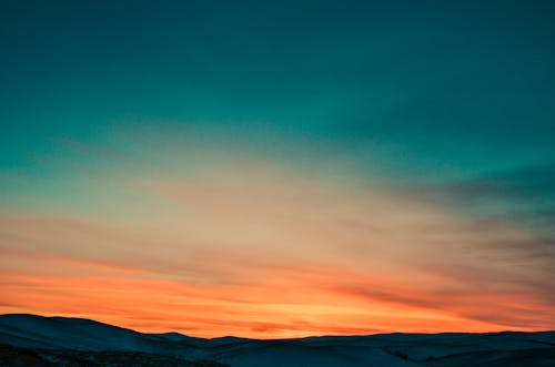 Zonsondergang Over Met Sneeuw Bedekte Bergen