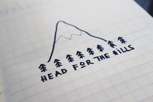 记事本上涂鸦的简单山脉和树木，象征着冒险