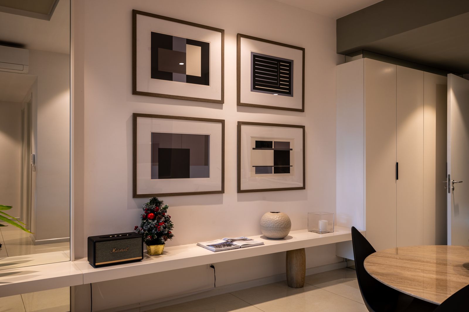 Marcos de fotos colgados en una pared de un salón minimalista