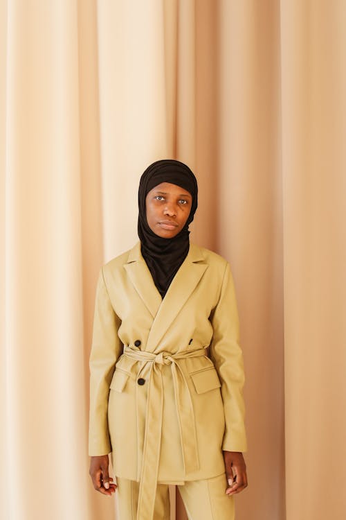 Gratis lagerfoto af beige frakke, fashionabel, hijab