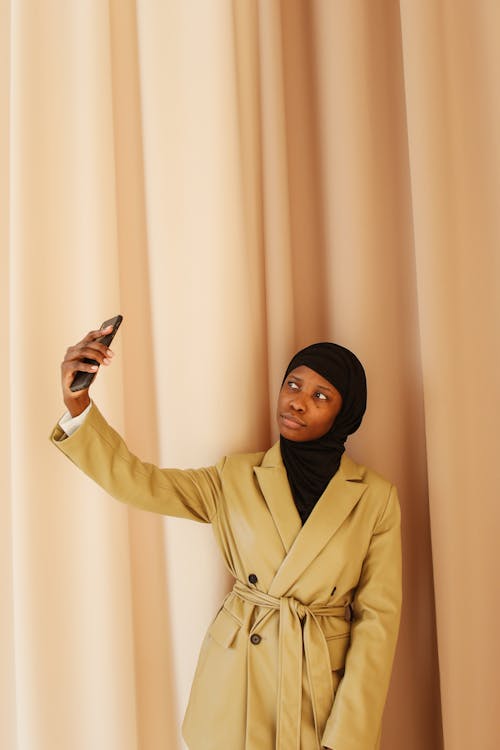 Free Ilmainen kuvapankkikuva tunnisteilla asento, beige takki, hijab Stock Photo