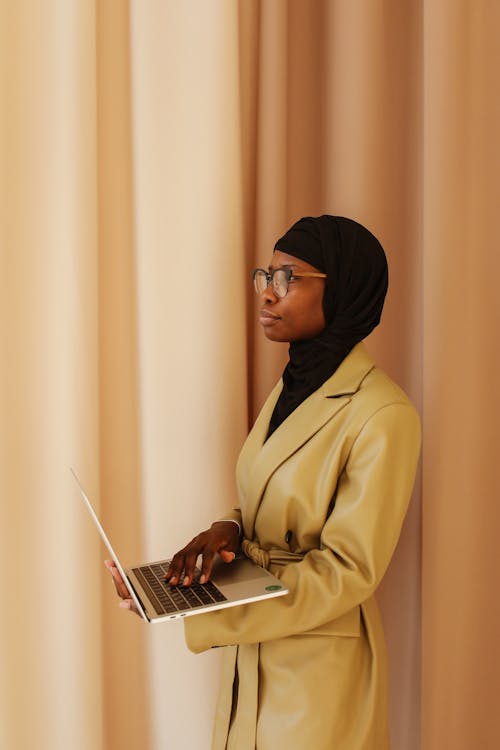 Foto profissional grátis de casaco de couro, computador portátil, hijab